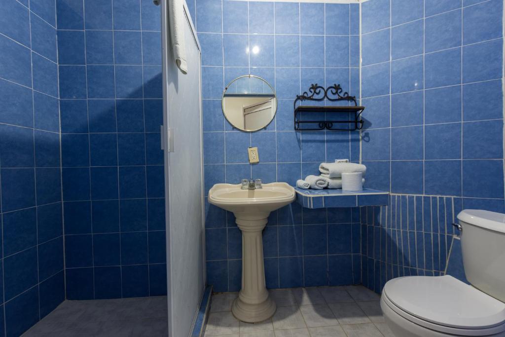 Koupelna v ubytování Traditional Sierra Leon Oceanfront Rooms - Adults Only