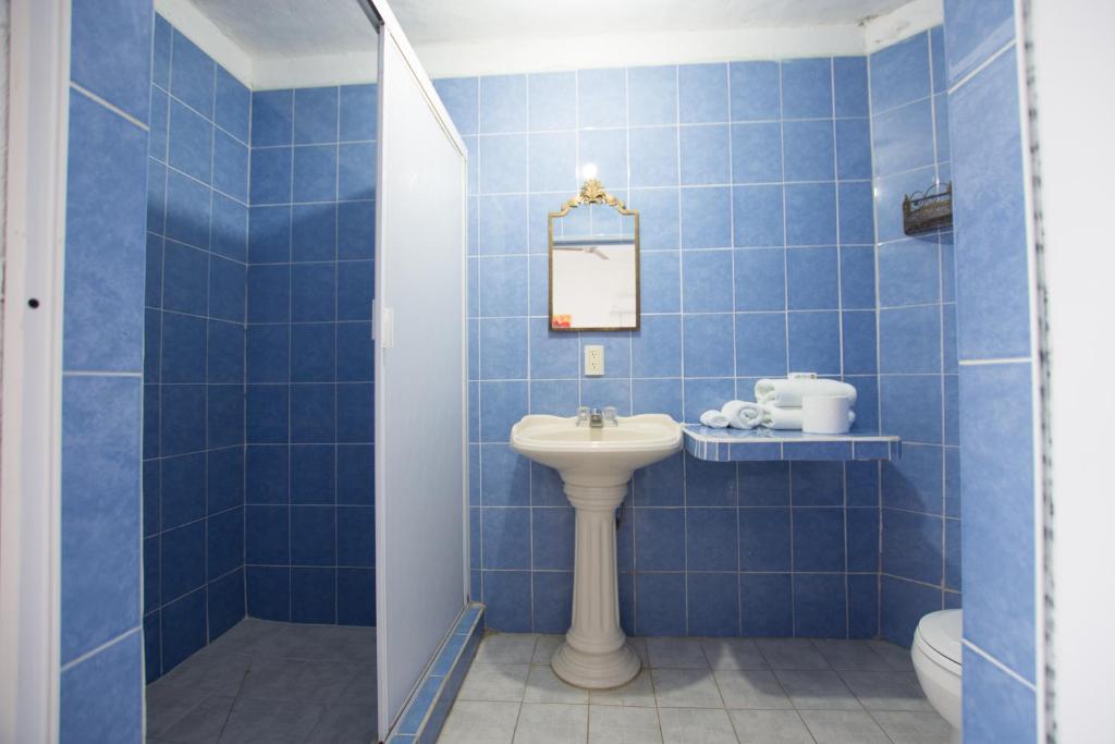 Koupelna v ubytování Traditional Sierra Leon Oceanfront Rooms - Adults Only