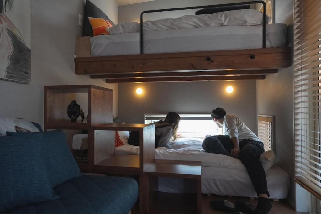 Postel nebo postele na pokoji v ubytování Trailer inn Onomichi