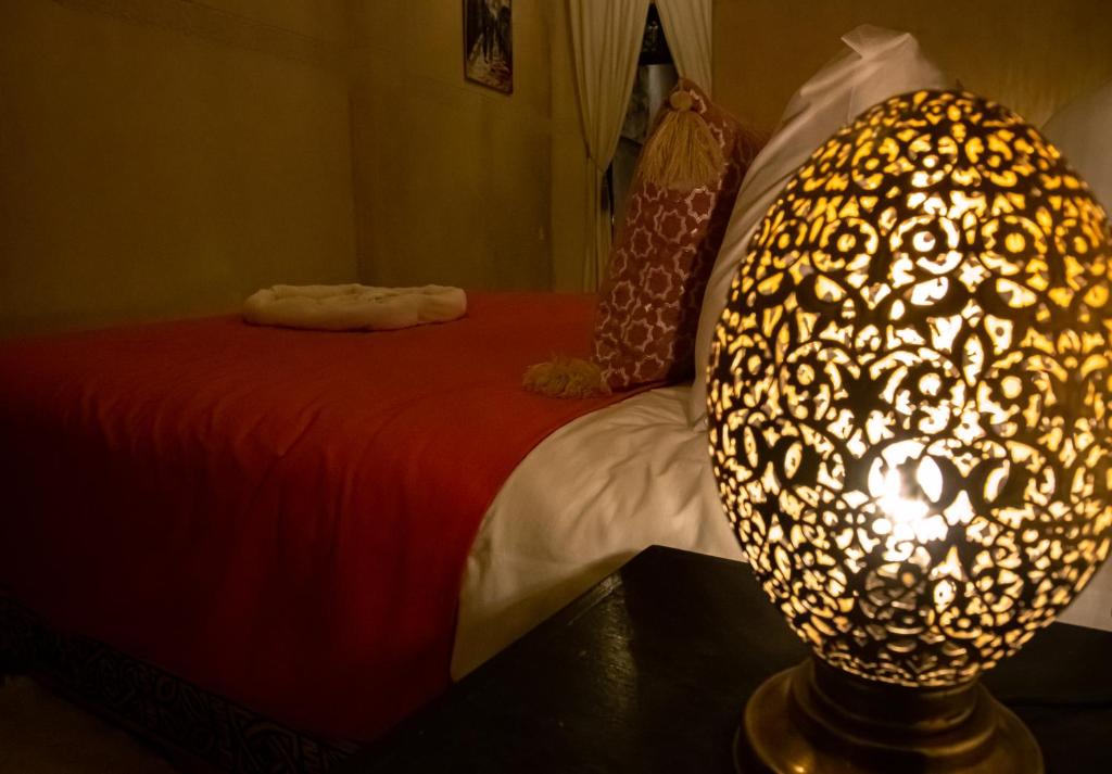 Postel nebo postele na pokoji v ubytování RIAD Dar ZOMOROD