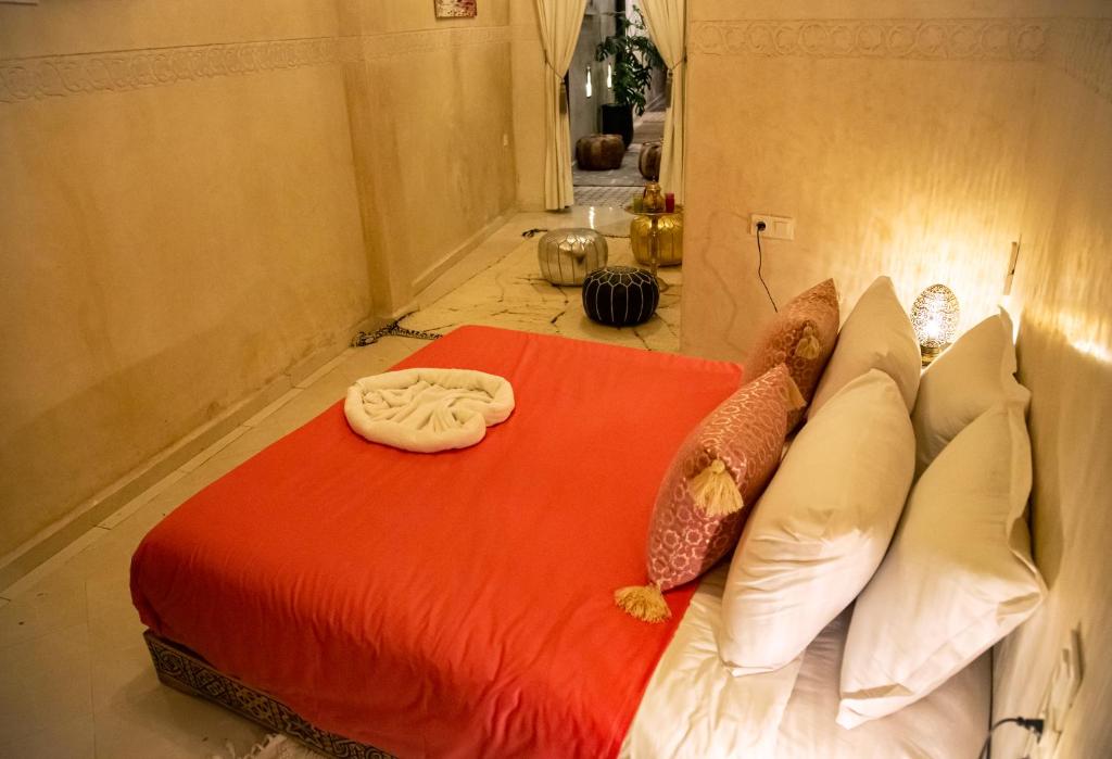 Postel nebo postele na pokoji v ubytování RIAD Dar ZOMOROD