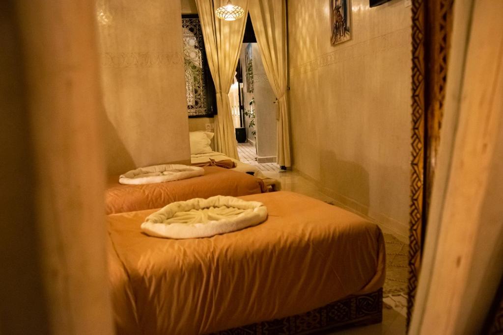 Postel nebo postele na pokoji v ubytování RIAD Dar ZOMOROD