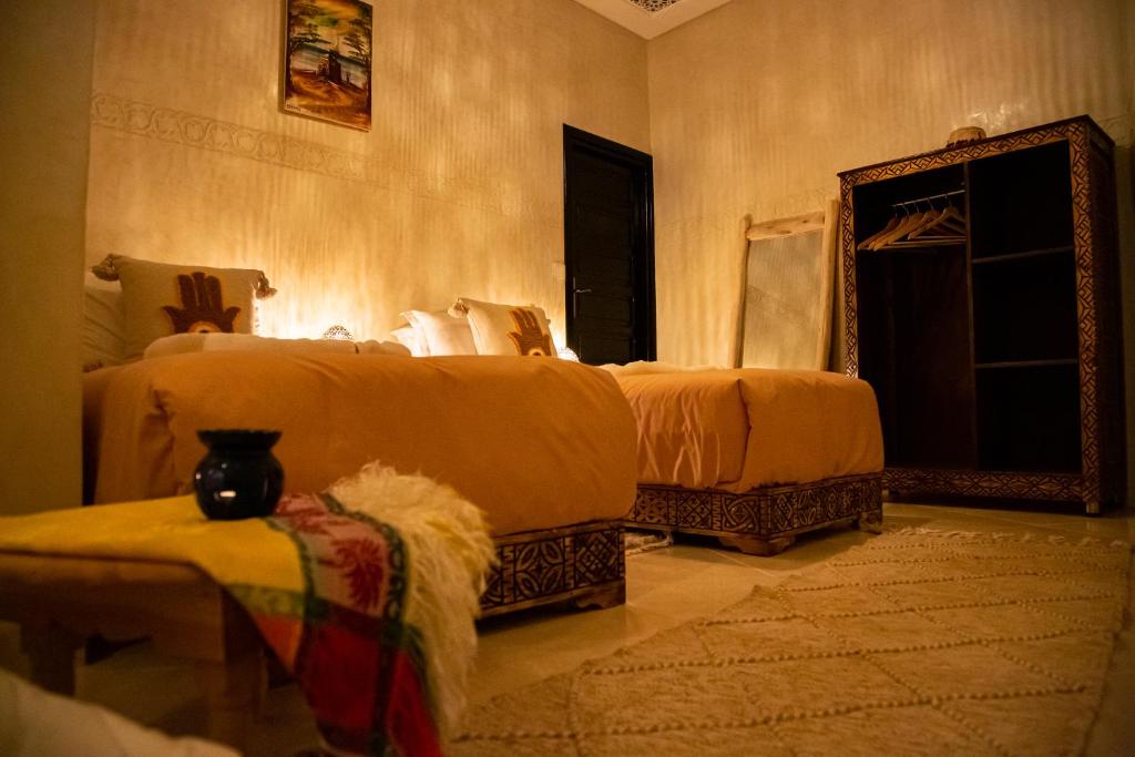 Postel nebo postele na pokoji v ubytování RIAD Dar ZOMOROD