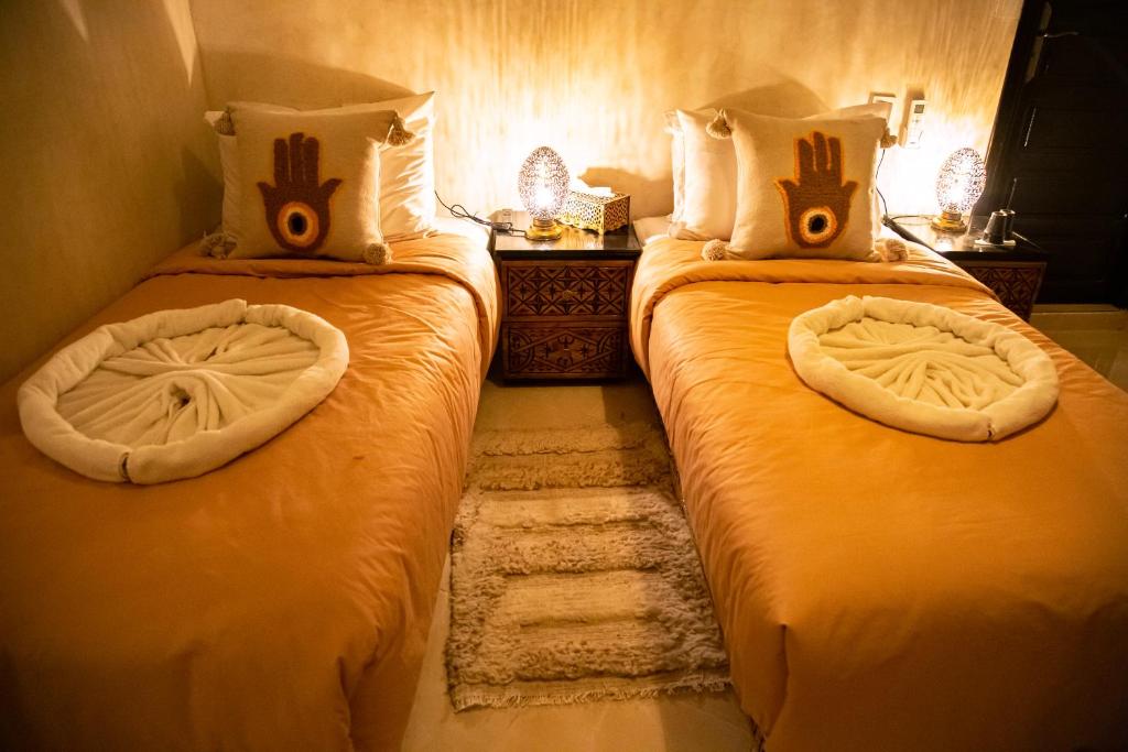 Postel nebo postele na pokoji v ubytování RIAD Dar ZOMOROD