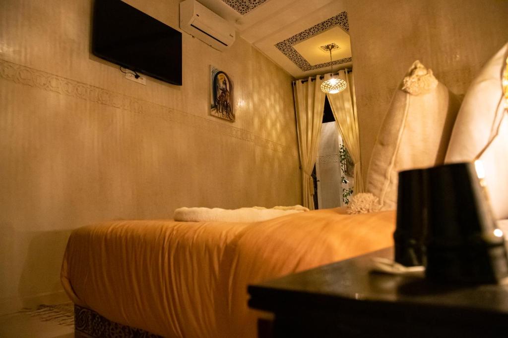 Postel nebo postele na pokoji v ubytování RIAD Dar ZOMOROD