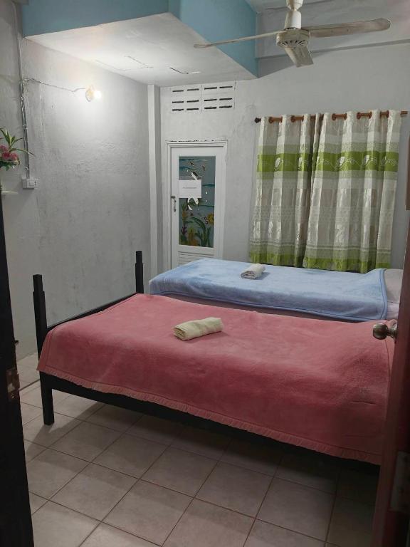 Postel nebo postele na pokoji v ubytování Adchara Mansion