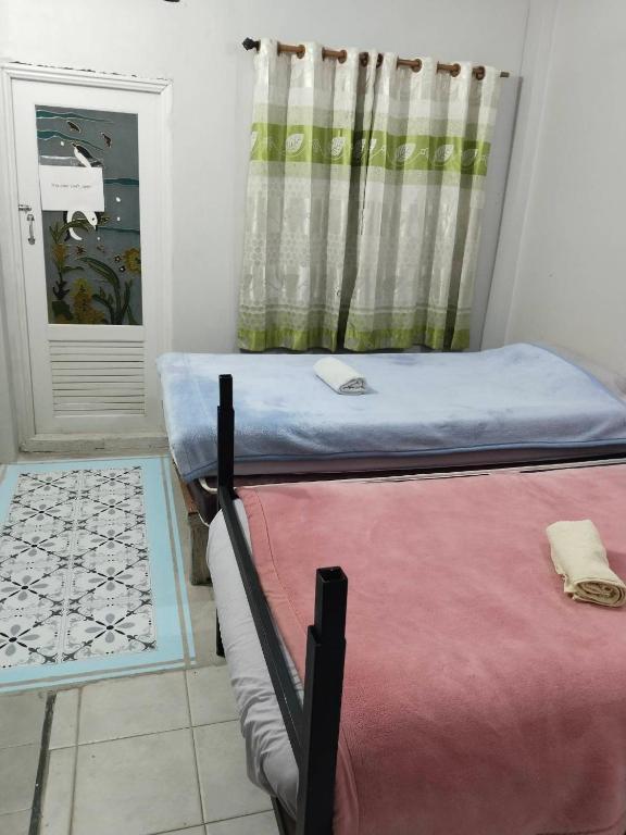 Postel nebo postele na pokoji v ubytování Adchara Mansion