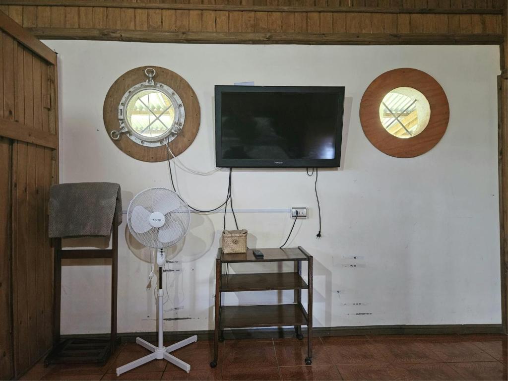 TV a/nebo společenská místnost v ubytování Te Ra'a Travel - Cabaña equipada