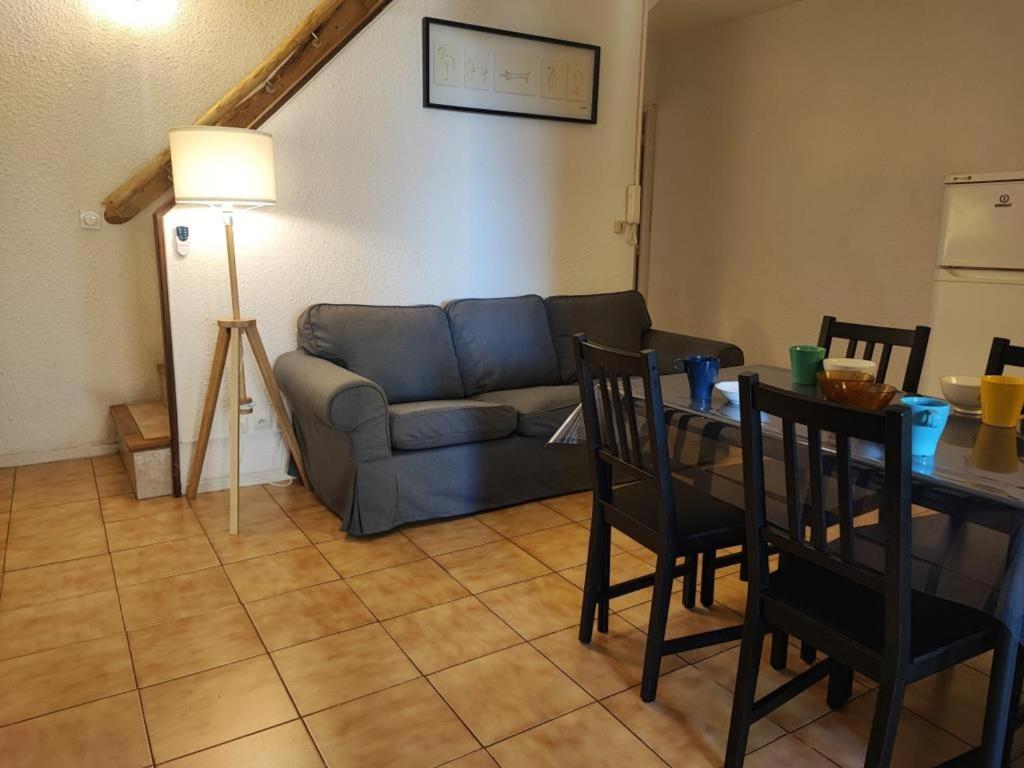 un salon avec un canapé et une table avec des chaises dans l'établissement Duplex T4 Confort 6 Pers., Piscine, Parking, Centre Port à Gruissan - FR-1-796-74, à Gruissan