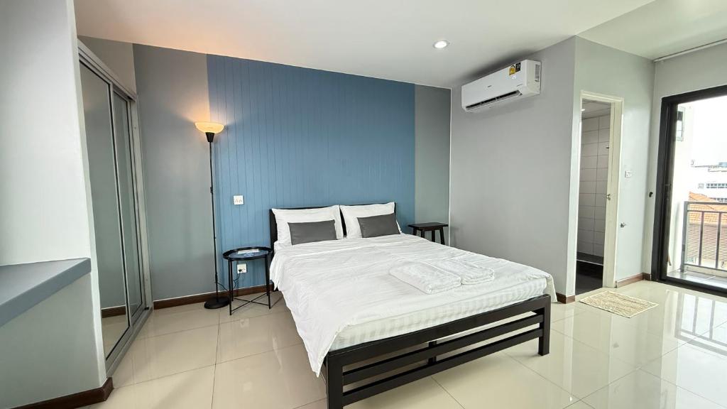 Postel nebo postele na pokoji v ubytování ฺBaan Paknam Hotel