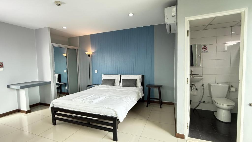 Postel nebo postele na pokoji v ubytování ฺBaan Paknam Hotel