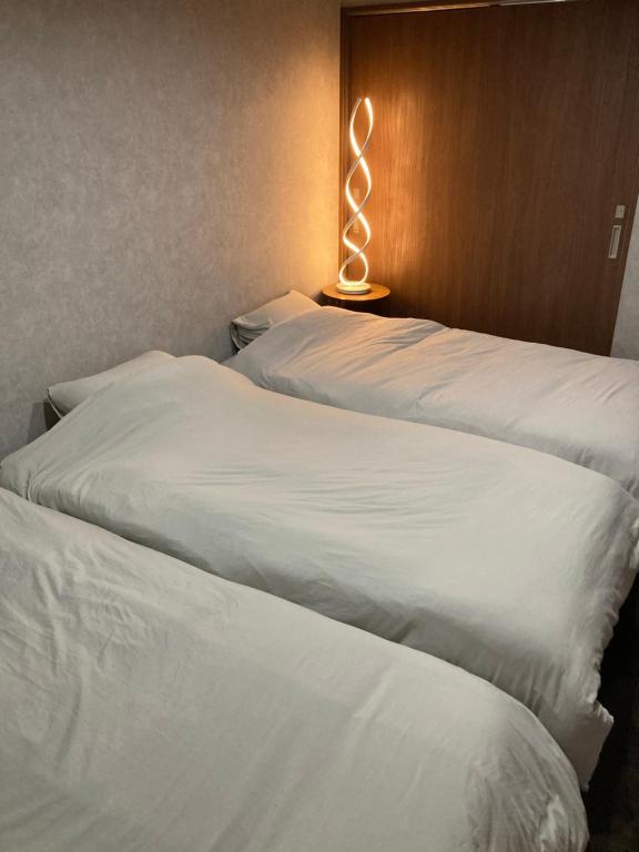 Postel nebo postele na pokoji v ubytování 出雲古民家の宿みだみ