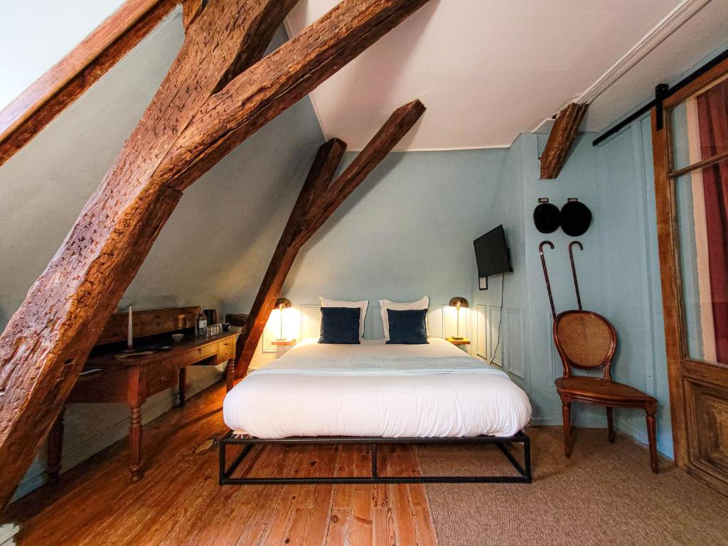 Postel nebo postele na pokoji v ubytování Domaine Le Clos de la Source -Jacuzzi - Petit déjeuner buffet - Atelier d'art