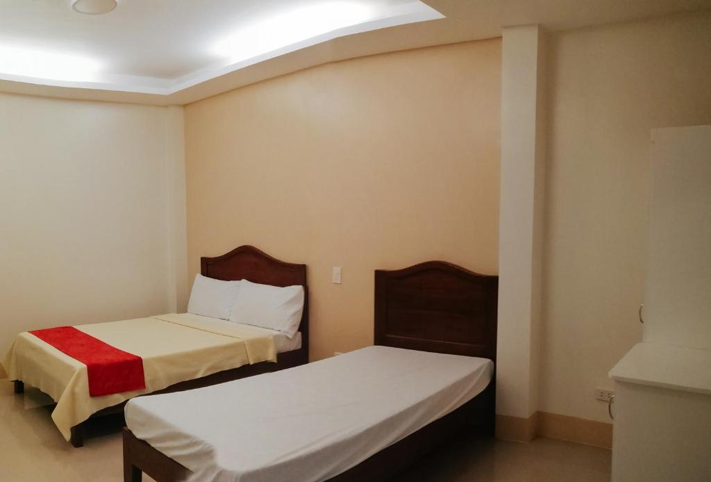 Postel nebo postele na pokoji v ubytování RedDoorz @ Capitol View MC Inn Nueva Vizacaya