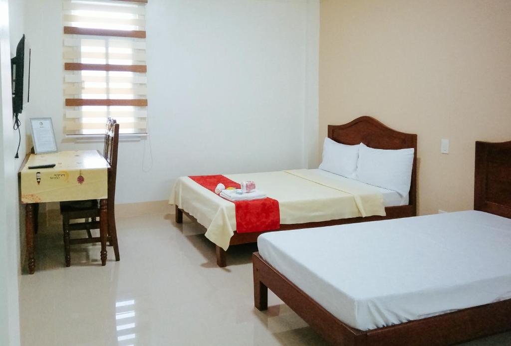 Postel nebo postele na pokoji v ubytování RedDoorz @ Capitol View MC Inn Nueva Vizacaya