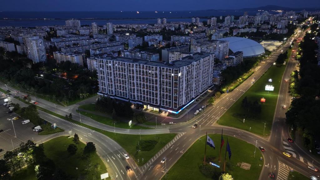 una vista aérea de una ciudad por la noche en Арена Изгрев, en Burgas
