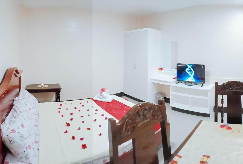 TV a/nebo společenská místnost v ubytování RedDoorz @ Capitol View MC Inn Nueva Vizacaya