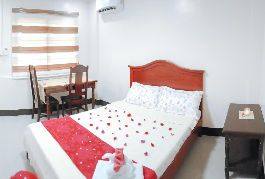 Postel nebo postele na pokoji v ubytování RedDoorz @ Capitol View MC Inn Nueva Vizacaya