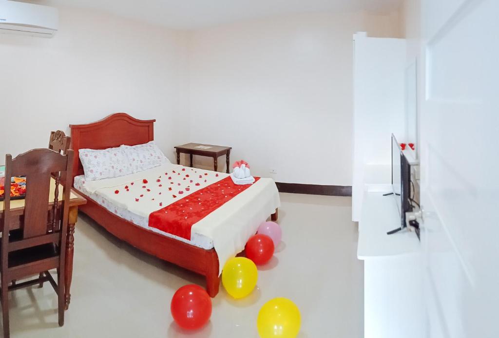 Postel nebo postele na pokoji v ubytování RedDoorz @ Capitol View MC Inn Nueva Vizacaya