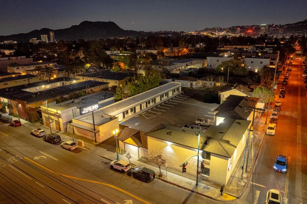 ロサンゼルスにあるLYFE INN & SUITES by AGA- North Hollywood Universal Studiosの夜の街並み
