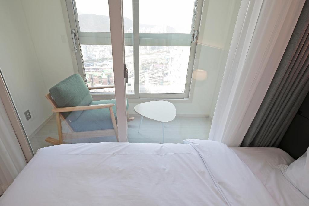 Postel nebo postele na pokoji v ubytování Sota Suite Busan Seomyeon