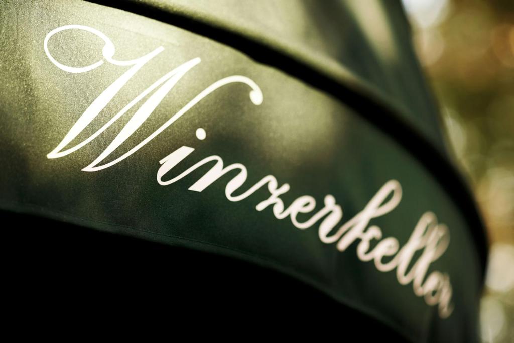 a close up of the word independent written on a green leaf at Alter Winzerkeller in Kirchberg am Wagram