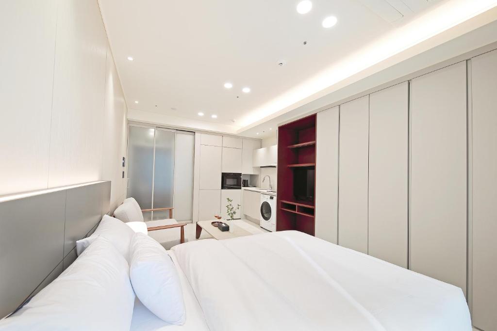 Postel nebo postele na pokoji v ubytování Sota Suite Busan Seomyeon