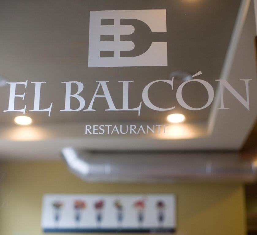 Ein Schild für das Restaurant El Balcolm an der Decke in der Unterkunft Hotel El Balcón in Avilés