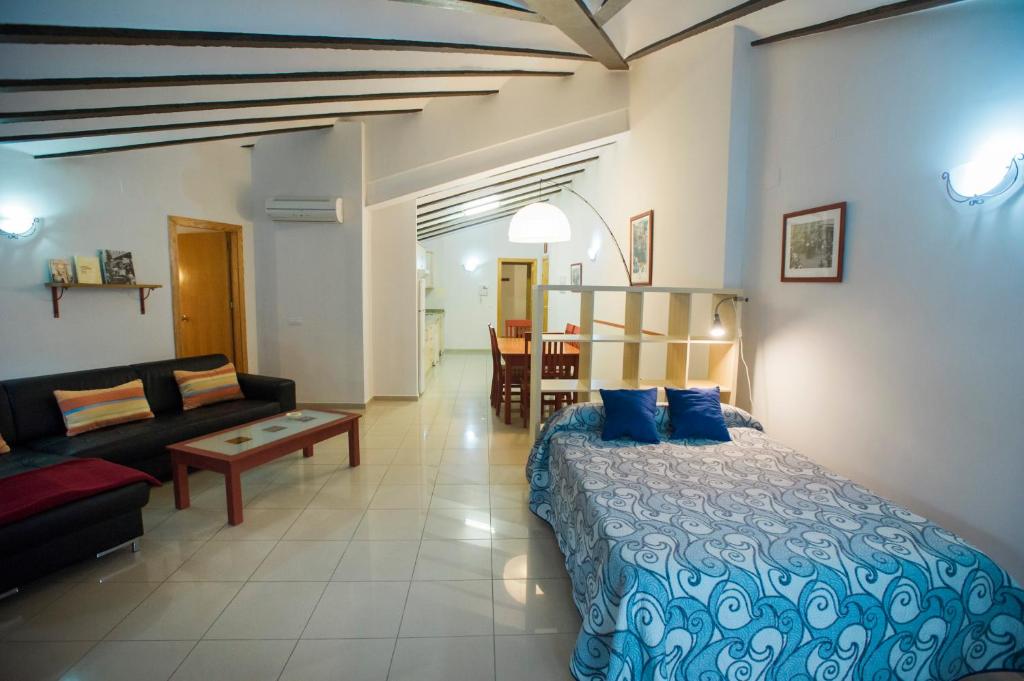 - une chambre avec un lit, un canapé et une table dans l'établissement Complejo Rural La Belluga, à Segorbe