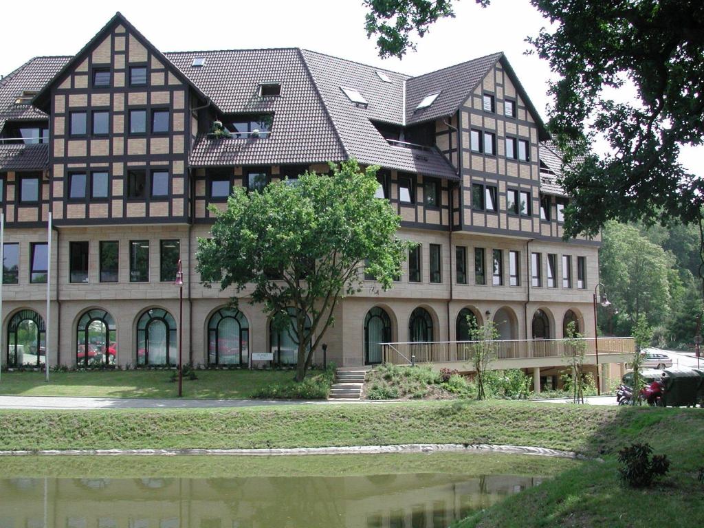 ein großes Gebäude mit einem Baum davor in der Unterkunft Hotel Rabenstein in Raben Steinfeld