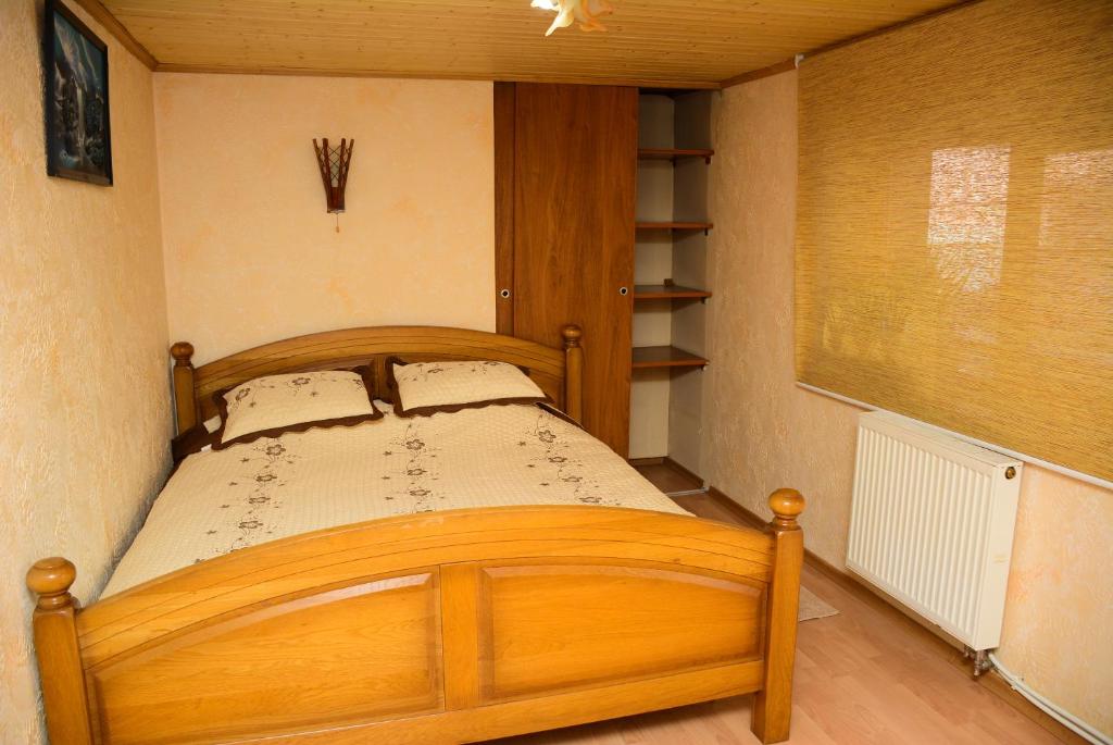- une chambre avec un lit en bois dans l'établissement Bazar Motel, à Chişinău