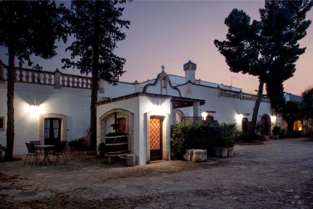 ein weißes Haus mit seitlicher Beleuchtung in der Unterkunft Masseria Don Sante in Fasano