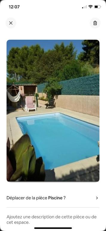 une capture d'écran d'une photo d'une piscine dans l'établissement Maison au pied du garlaban, à Aubagne