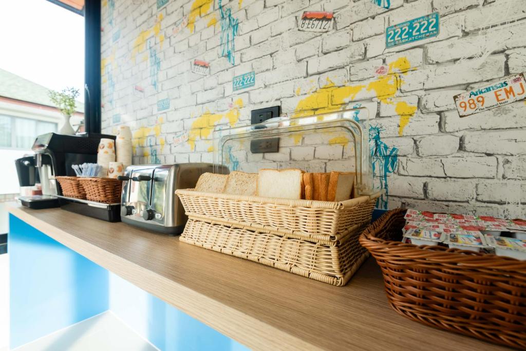 Příslušenství pro přípravu čaje a kávy v ubytování Kewalin hostel