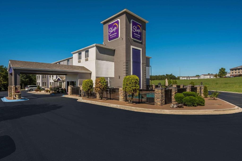 un gran edificio blanco con un letrero púrpura. en Sleep Inn &amp; Suites Cullman I-65 exit 310, en Cullman
