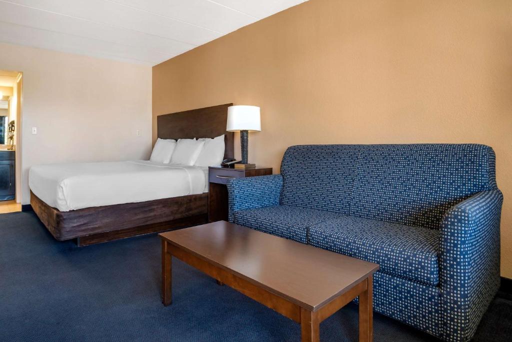 Postel nebo postele na pokoji v ubytování Econo Lodge Inn & Suites Rehoboth Beach