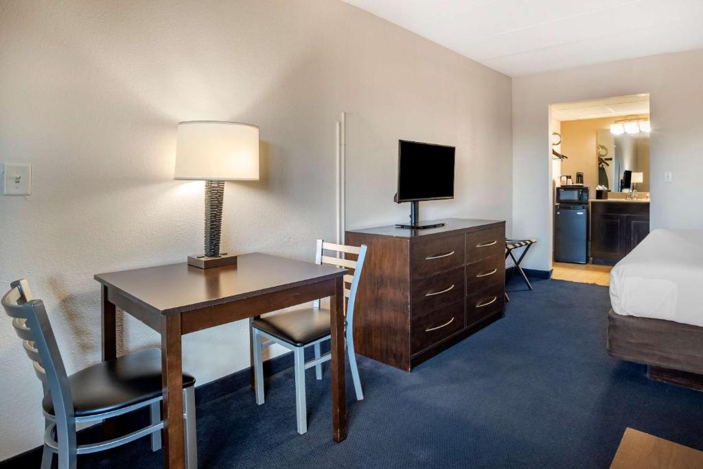 TV a/nebo společenská místnost v ubytování Econo Lodge Inn & Suites Rehoboth Beach