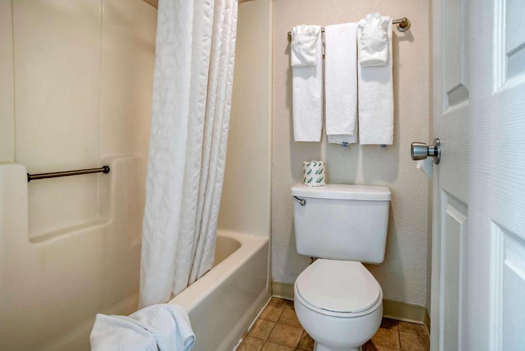 Koupelna v ubytování Econo Lodge Inn & Suites Rehoboth Beach