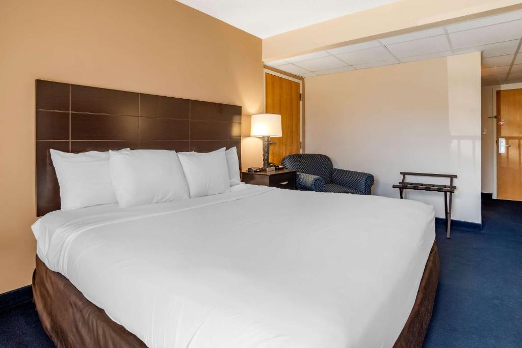 Postel nebo postele na pokoji v ubytování Econo Lodge Inn & Suites Rehoboth Beach