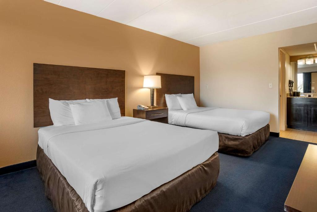 Postel nebo postele na pokoji v ubytování Econo Lodge Inn & Suites Rehoboth Beach
