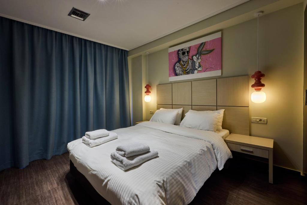 Rúm í herbergi á Athens Way Pop Art Hotel