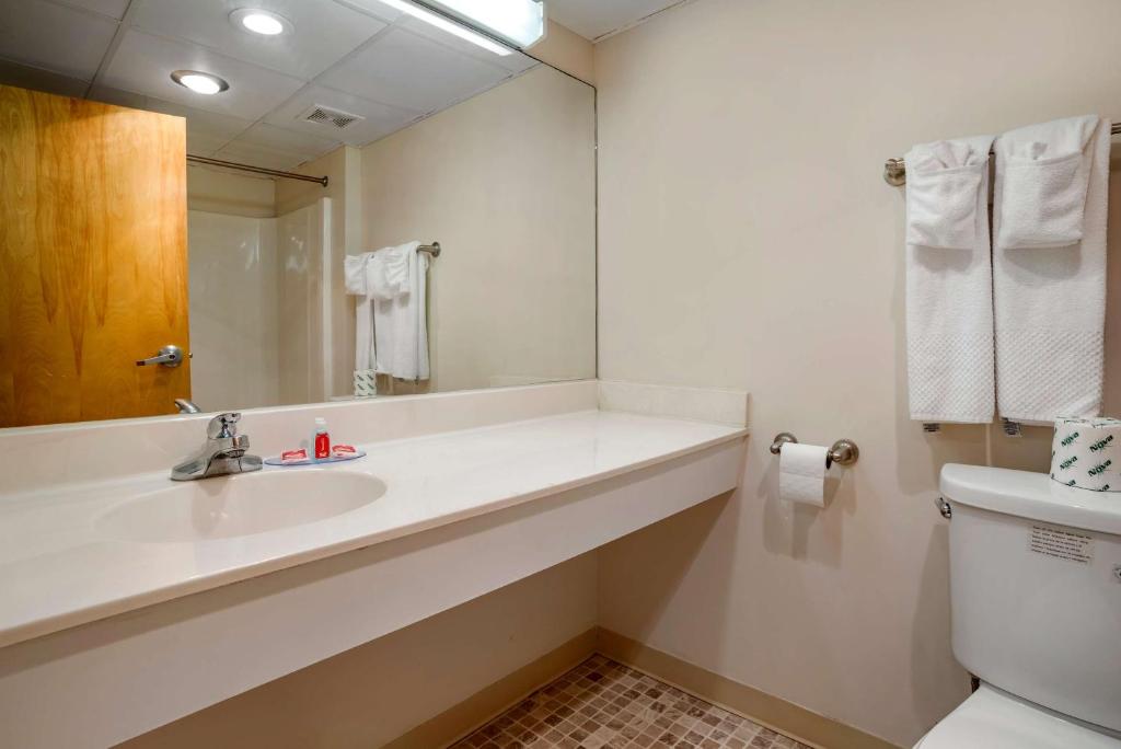 Koupelna v ubytování Econo Lodge Inn & Suites Rehoboth Beach