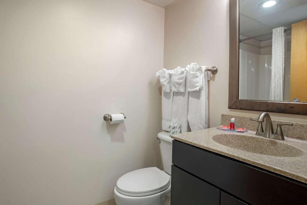 Koupelna v ubytování Econo Lodge Inn & Suites Rehoboth Beach