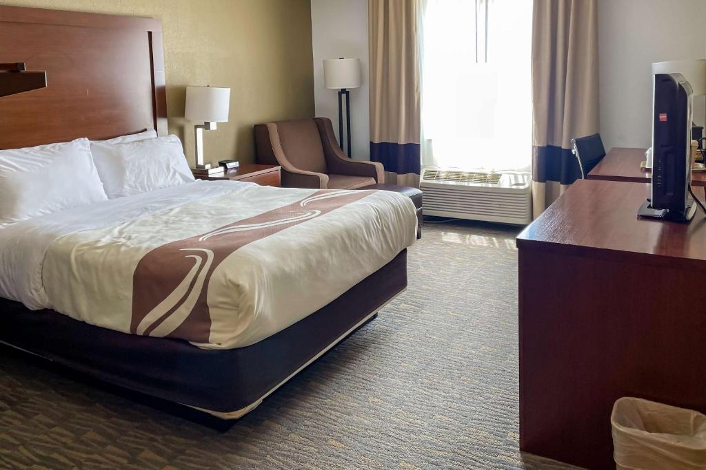 Postel nebo postele na pokoji v ubytování Quality Inn & Suites Georgetown - Seaford