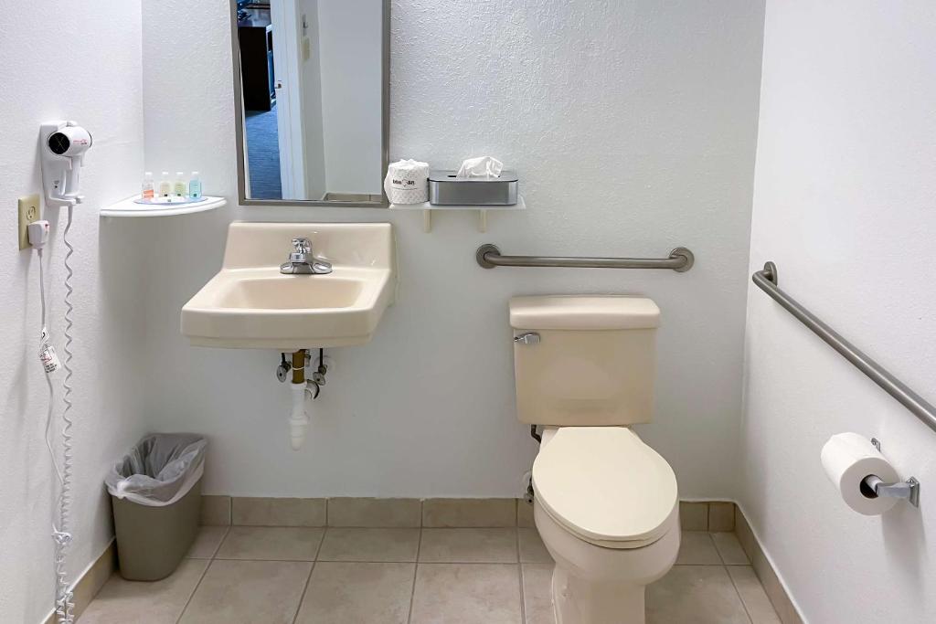 Koupelna v ubytování Quality Inn & Suites Georgetown - Seaford