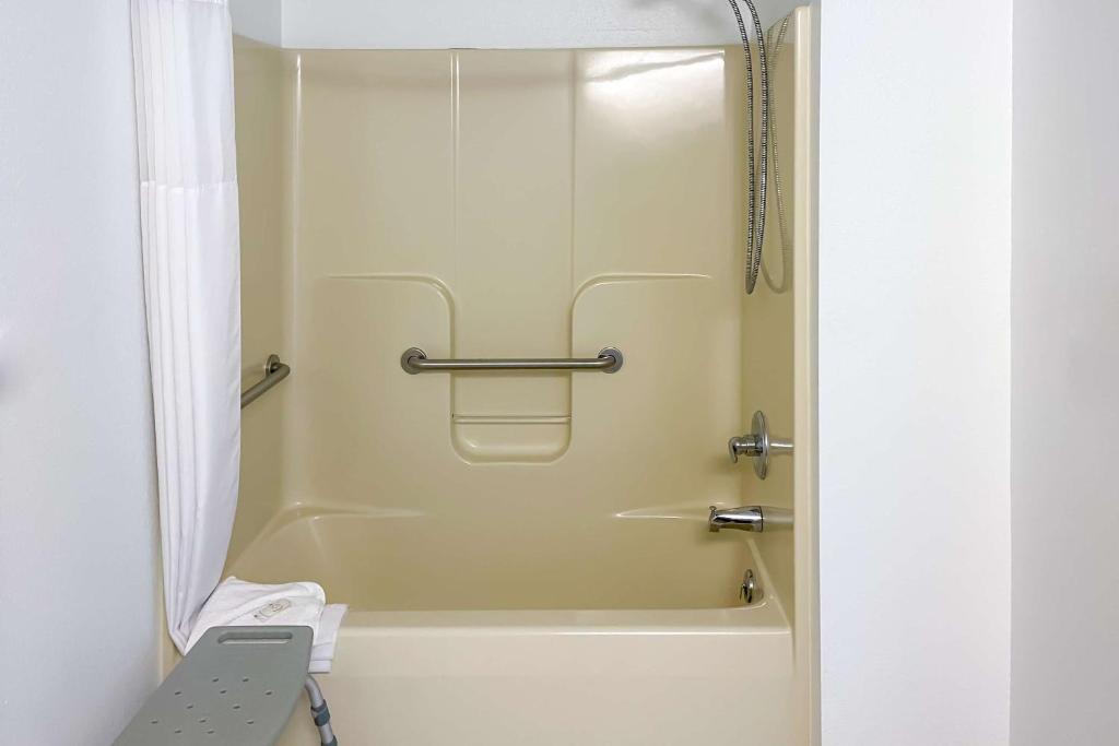 Koupelna v ubytování Quality Inn & Suites Georgetown - Seaford