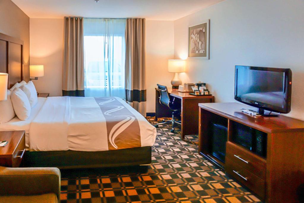 Postel nebo postele na pokoji v ubytování Quality Inn & Suites Georgetown - Seaford