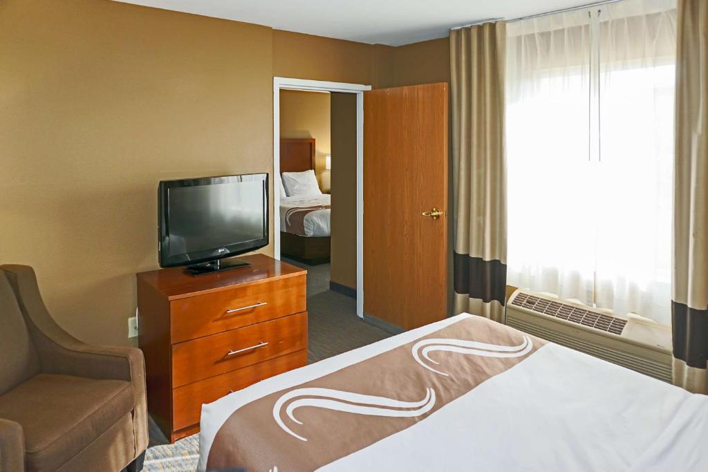TV a/nebo společenská místnost v ubytování Quality Inn & Suites Georgetown - Seaford