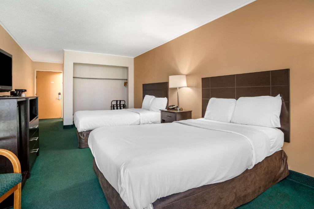 Postel nebo postele na pokoji v ubytování Rodeway Inn & Suites