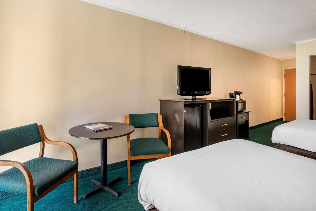 Postel nebo postele na pokoji v ubytování Rodeway Inn & Suites